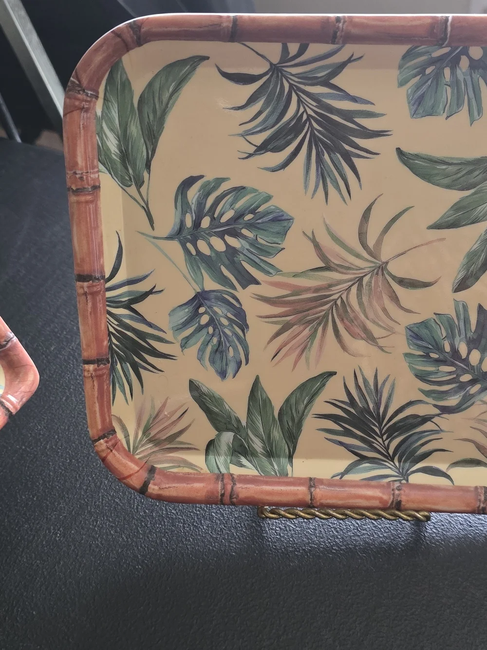 Set Of 2 Melamine Tray With Tropical Leaf Accents.